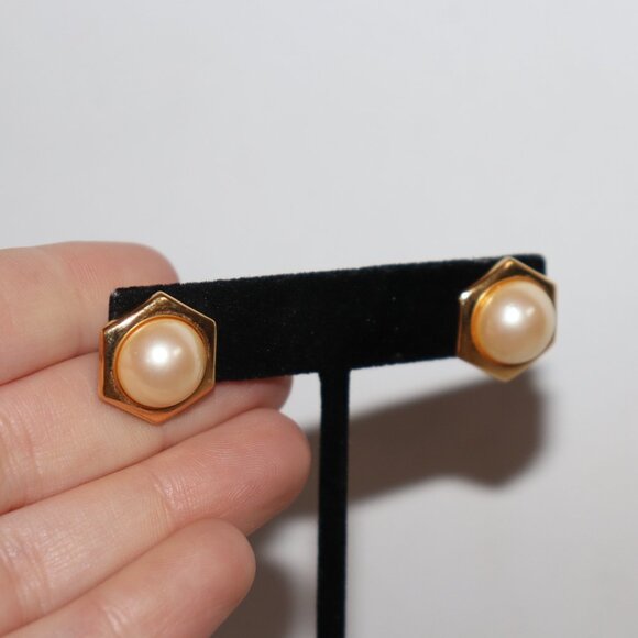 ✨ Vintage Gold & Faux Pearl Post Earrings · 0.75" · Timeless Charm 🤍 - Picture 3 of 5